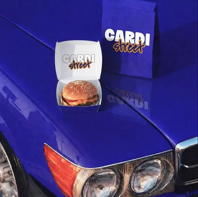 Boîte Cardi Street posée sur le capot d'une voiture bleue