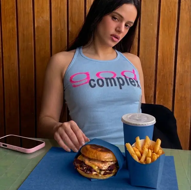 Smash, frites et soda sur la table